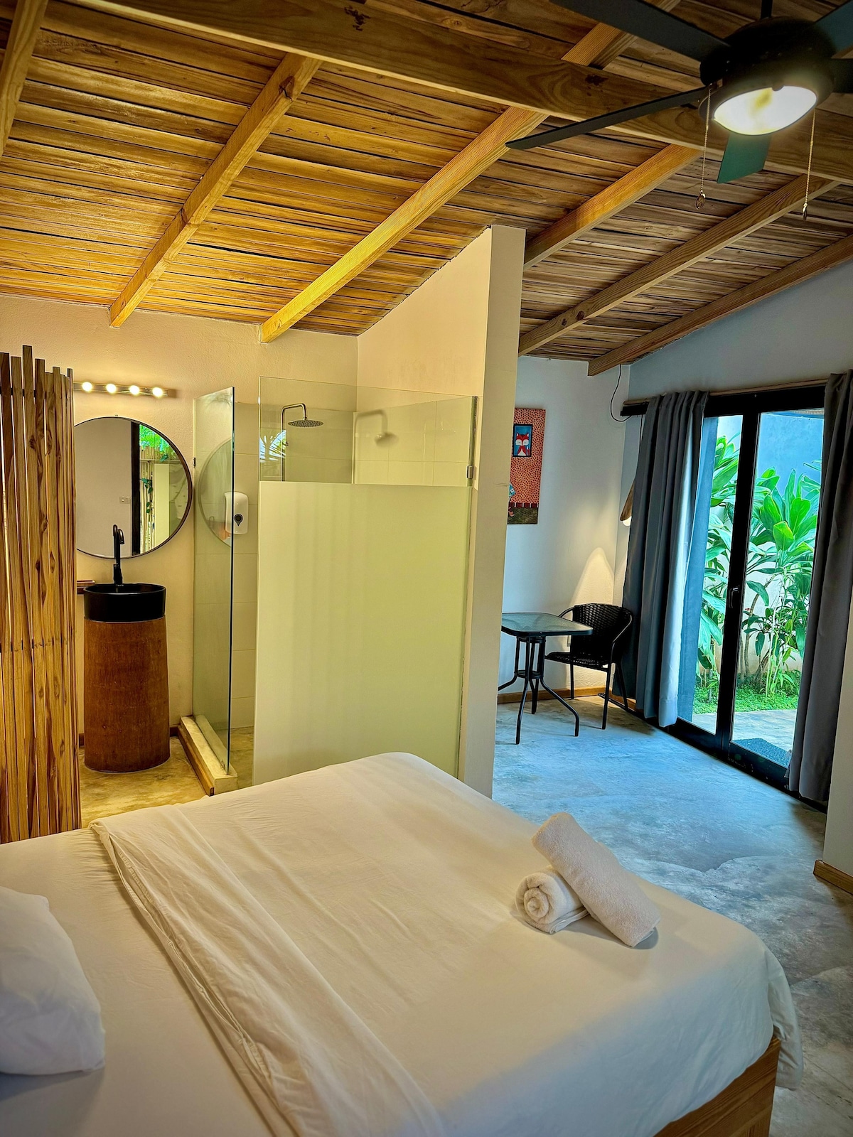 豪华客房，光线充足，您可以随时调暗房间（窗帘），出口通往私人露台，您可以享受周围的异国植物。房间有热水、空调和Netflix 