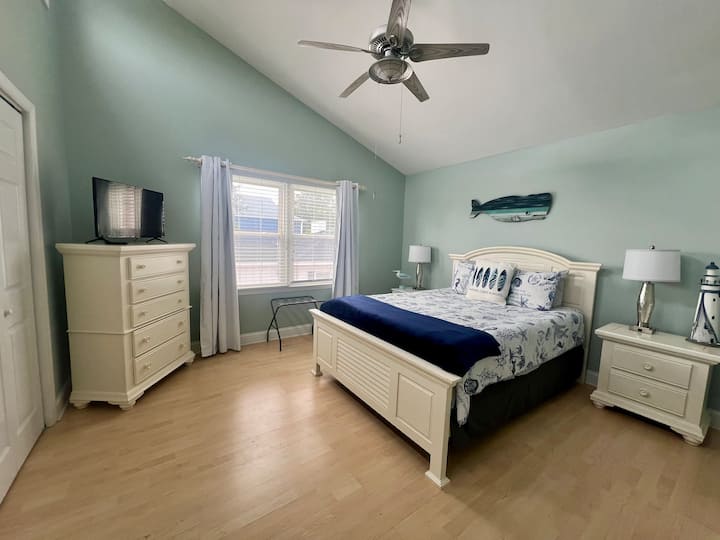 Საძინებელი №2 (საზღვაო
Ოთახი) ზემოთ არის ძალიან დიდი საწოლი, კომოდი, სმარტ-ტელევიზორი , ჭერის ვენტილატორი და საკათედრო ტაძრის ჭერი. Აქვეა ბონუს ‑ ოთახიც.