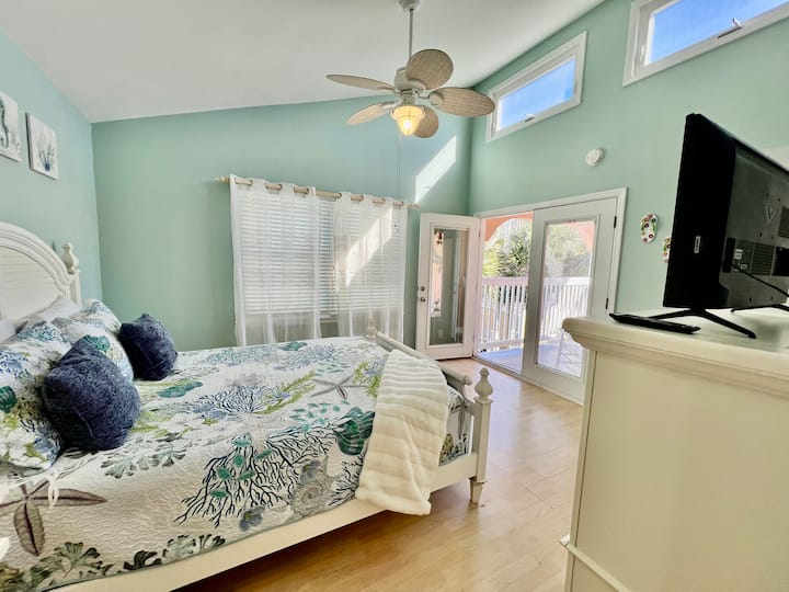 Საძინებელი კომპლექტით, თაღოვანი ჭერი და მიმაგრებული ცალკე აივანი