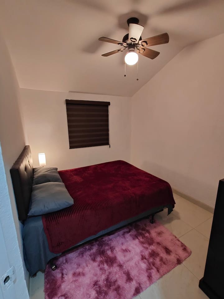 C'est la chambre secondaire et elle dispose d'un lit double très confortable