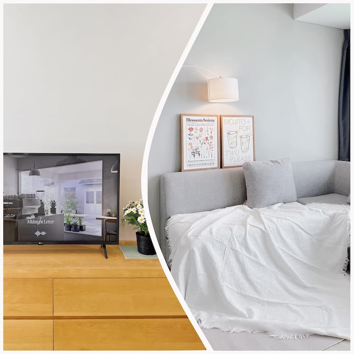 Dhomë ndenjjeje me televizor inteligjent me wifi, ventilator të lezetshëm, xofa super të butë..

Këndi i tavolinës së ngrënies buzë plazhit - pishina e ndërtesës.
Ballkoni me pamje nga juglindja është i freskët gjatë gjithë ditës.

