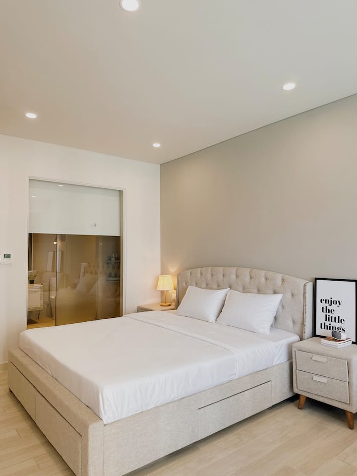 Krevat dopio "king" 1m8-2m, çarçafë të pastër, batanije të lehta, mbulesë e butë, dritë nate me dekor të ngrohtë...