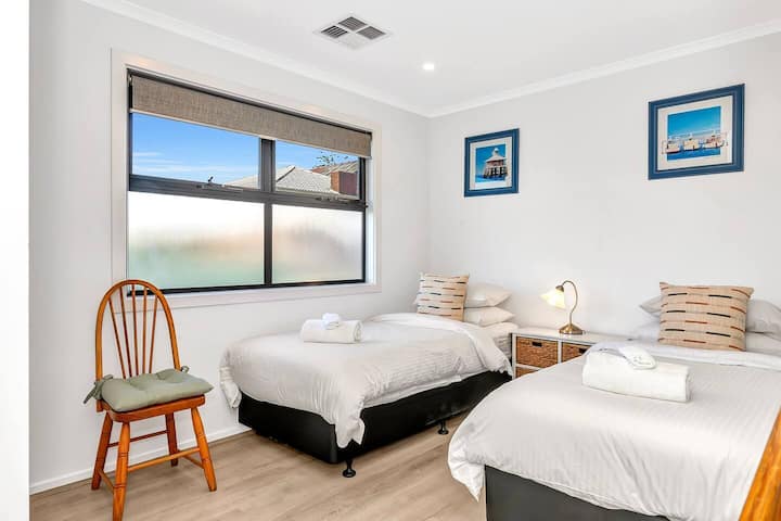 El segundo dormitorio cuenta con dos camas individuales, perfectas para aquellos que viajan con la familia.