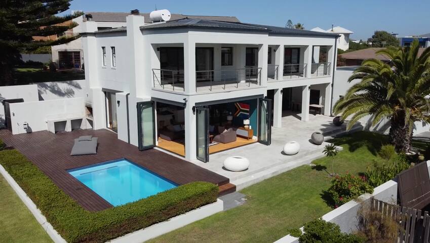 Beachhouse! Seaview, pool, battery back-up