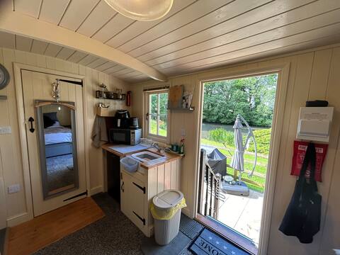 Popular Airbnb listing: “Monkspool” Luxury Lakeside Shepherds Hut. in Tewkesbury