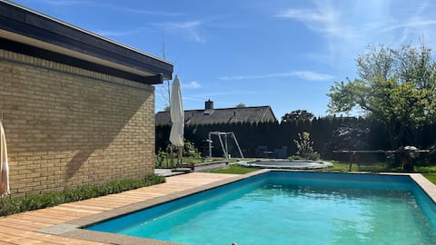 Beautiful house with pool, near the beach.