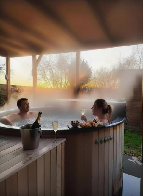Romantic Lodge Namur & Jacuzzi | Luxury Tiny House