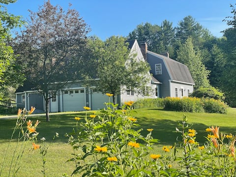 Charming Farmhouse & Gardens, 5 Minutes to Town