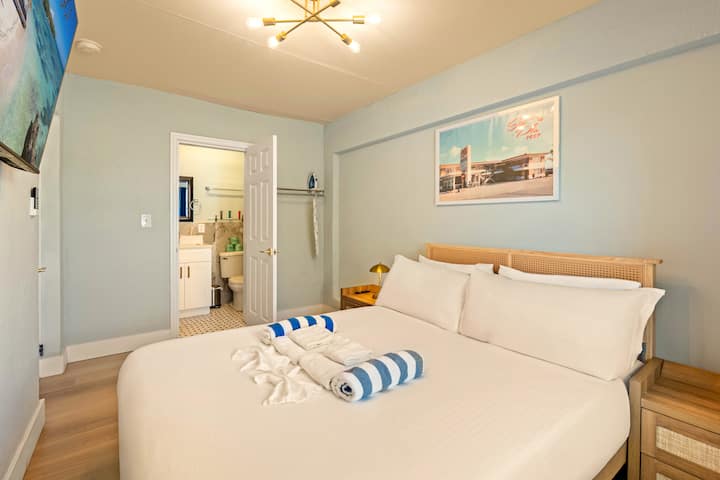 3 Min To Beach ~ Dock ~ Pool ~ Free Parking - Clearwater Beach, FL