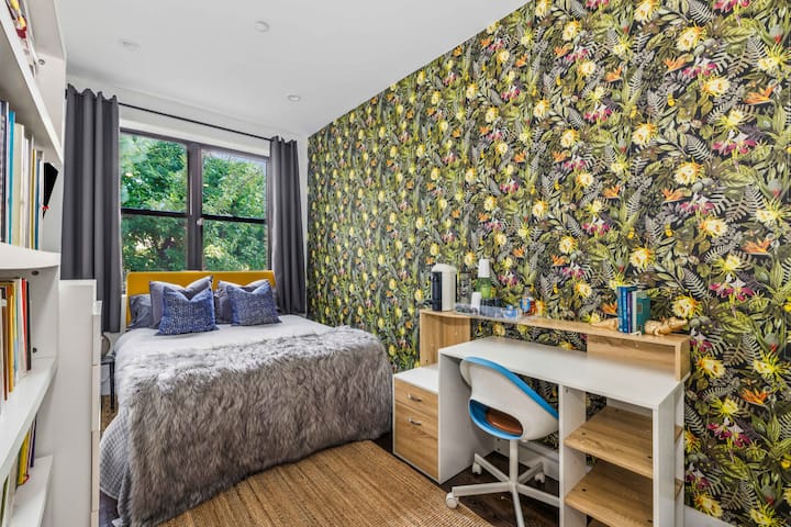 استمتع بتجربة شبيهة بالفندق في بوشويك، بروكلين، مع غرفة نوم واسعة تتميز بمرتبة Tempur-Pedic فاخرة بحجم كوين، وتلفزيون ذكي، ومساحة تخزين واسعة مع خزائن وخزانة ملابس، ومكتب عمل، وأجواء مريحة للاسترخاء المطلق.
