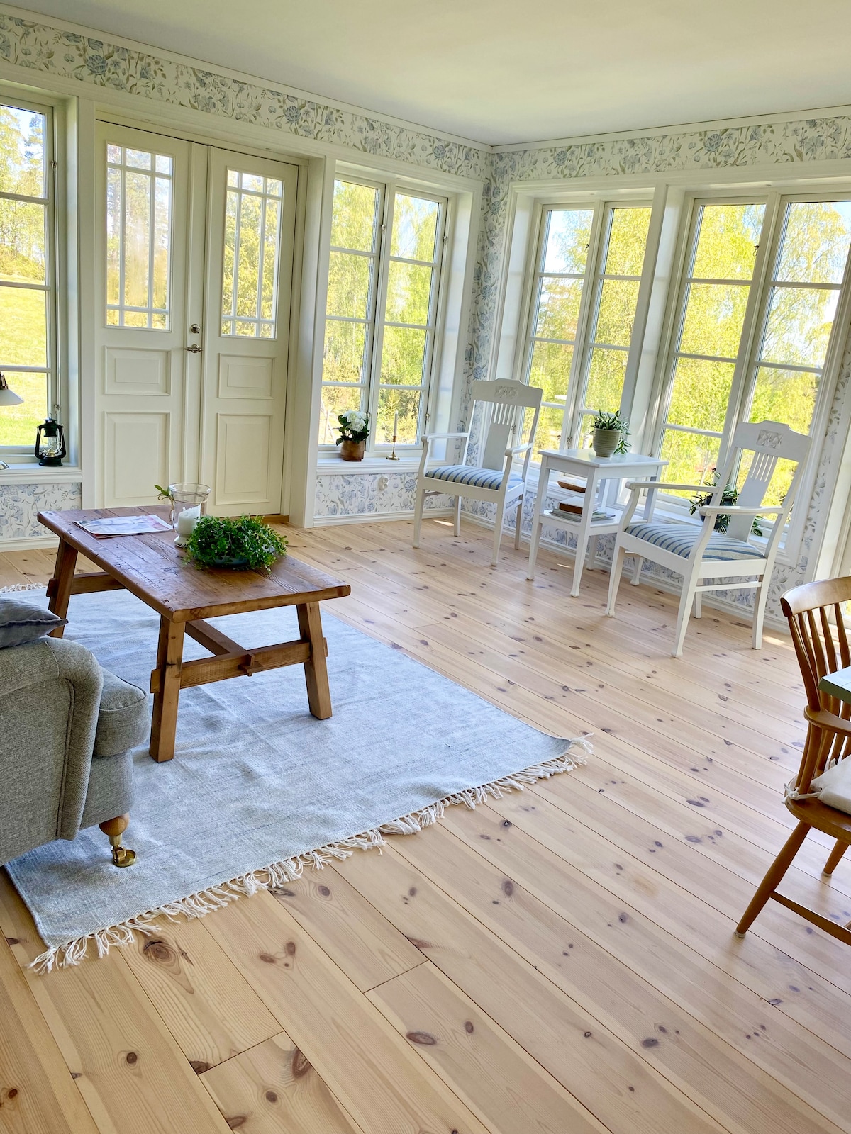 ในปี 2022 เราขยายบ้านขนาด 30 ตารางเมตรพร้อมห้องนั่งเล่นใหม่ ตั้งอยู่ในทำเลที่สูงและให้ความรู้สึกเหมือนอยู่บนยอดไม้