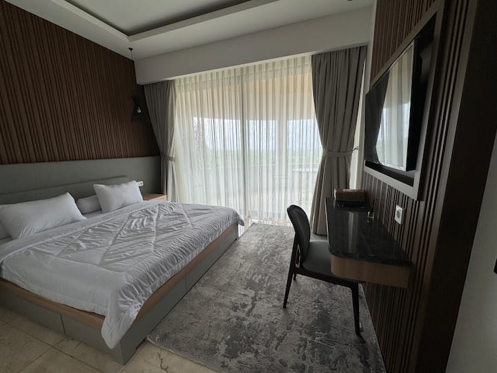 TinronRoom - суперголямо двойно легло - 2 - ри етаж - балкон с изглед към басейна