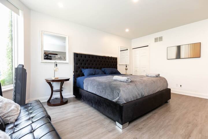 Downtown Victorian close to the Eaton Centre gallery image 4