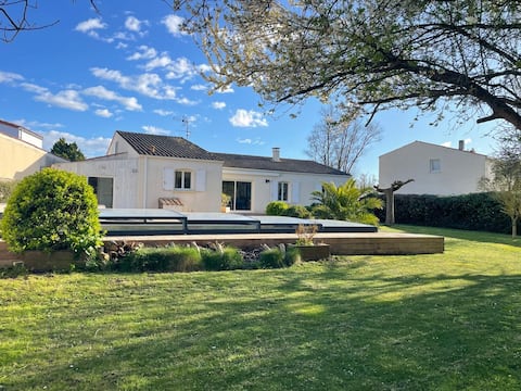 Pool house 3 minutes from the sea.