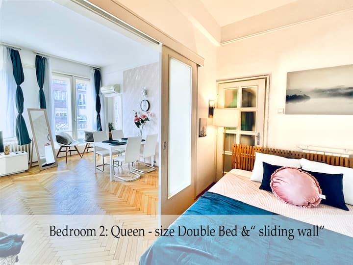 Spálňa 2 s manželskou posteľou Queen je spojená s obývacím priestorom. Je tichý a pohodlný s množstvom šatníkov