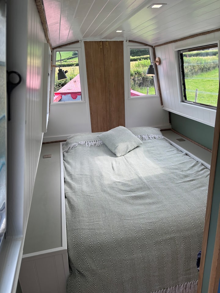 يتم وضع السرير المزدوج المتكامل بالحجم الكامل بشكل مثالي للاستمتاع بالمناظر الخلابة عبر الوادي. إنه ملاذ مريح في الشتاء، وفي الصيف، تفتح الأبواب المزدوجة على الجزء الأمامي من القارب، مما يملأ المسكن بالضوء الطبيعي والهواء النقي.