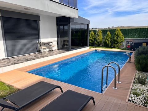 Villa with Heated Pool in Seferihisar Akarca