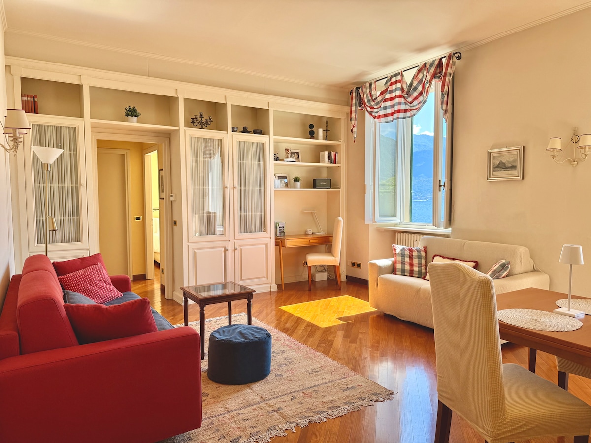 סלון מרווח עם שתי ספות ופינת אוכל