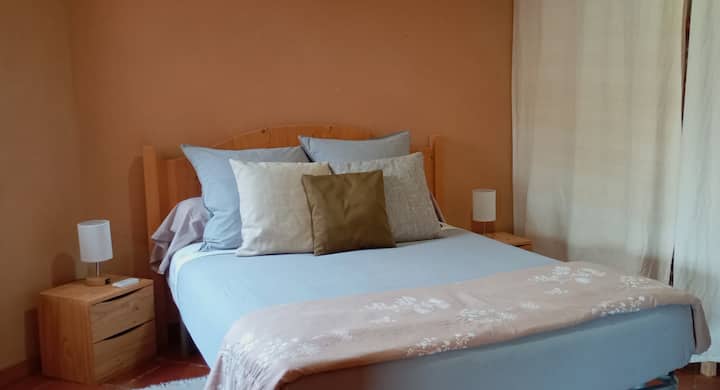 Espace nuit confortable avec lit double, propice au repos et aux nuits paisibles.