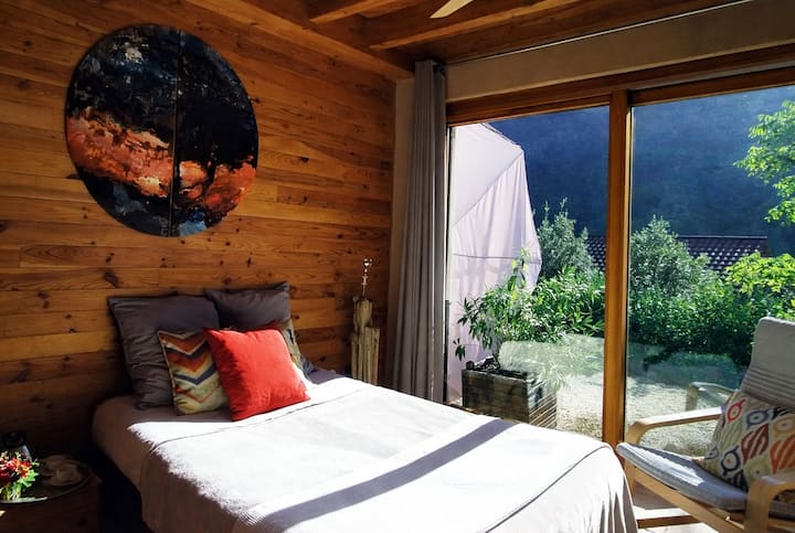 Espace nuit lumineux avec vue sur le jardin, pour des réveils doux au contact de la verdure.