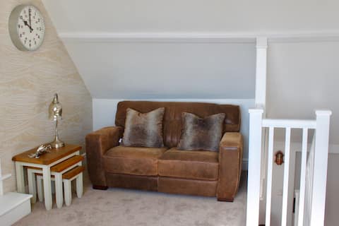 Top Airbnb: The Hideaway, perfect for two! in Fylingdales