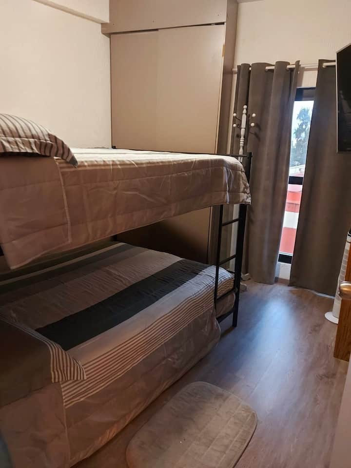 deux lits doubles  dans des lits superposés 