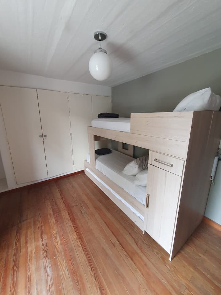 Dhomë gjumi me krevat marinari për tre persona , dy në një krevat marinari dhe një makinë poshtë 