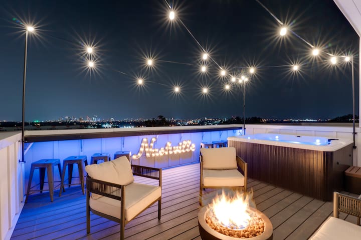 Minutes to Downtown • 17 Beds • Hot Tub • Gameroom