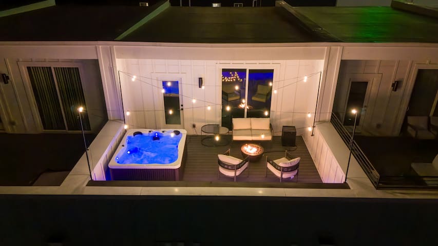 Minutes to Downtown • 17 Beds • Hot Tub • Gameroom gallery image 2