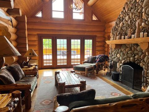 Spacious lodge w/ indoor pool!
