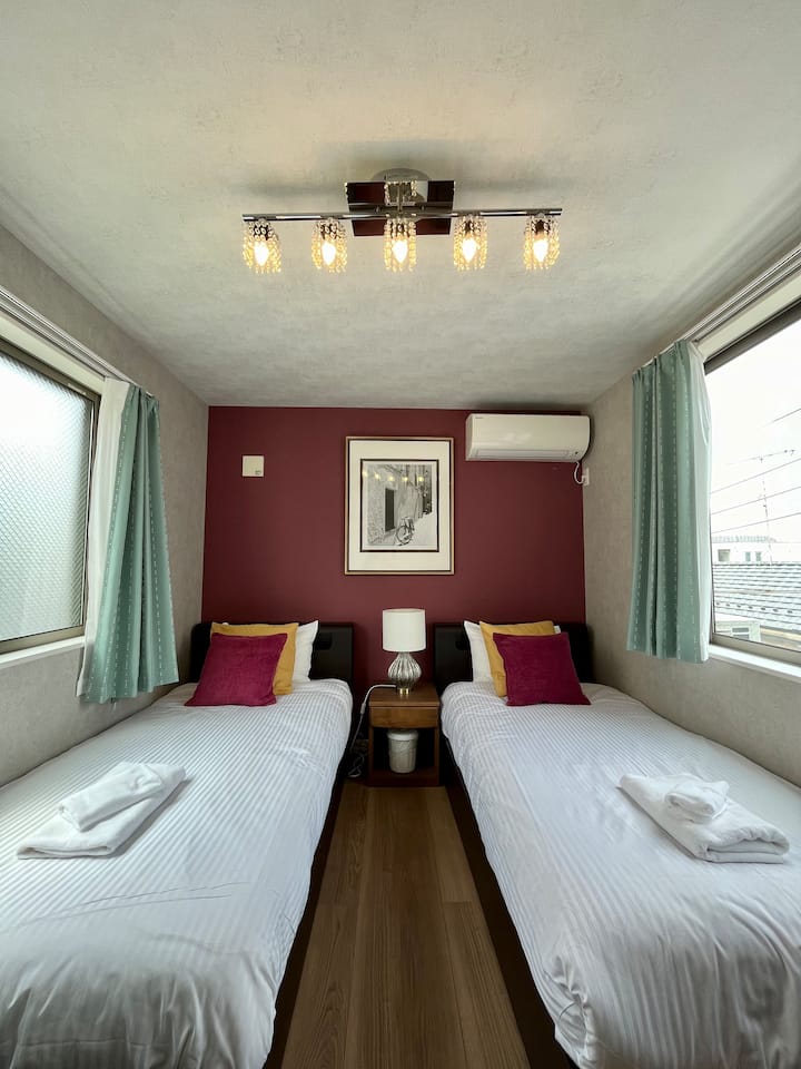 Спална соба на 3-ти кат. Достапни се 2 единечни кревета 