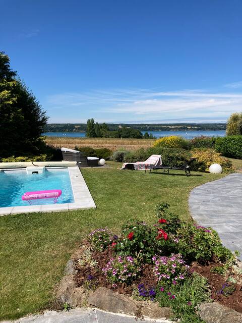 Sea-facing house with heated pool