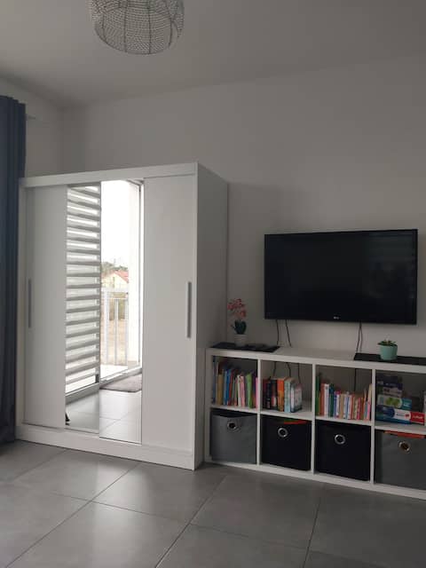 Top Airbnb: Ella – 3 bedrooms, balcony, Free parking in Białołęka