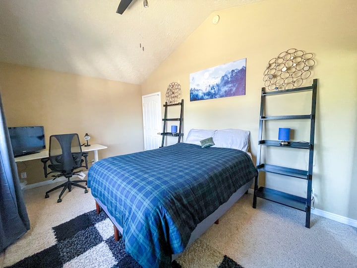 พัดลมเพดานใหม่ช่วยหมุนเวียนอากาศในห้องนี้ 