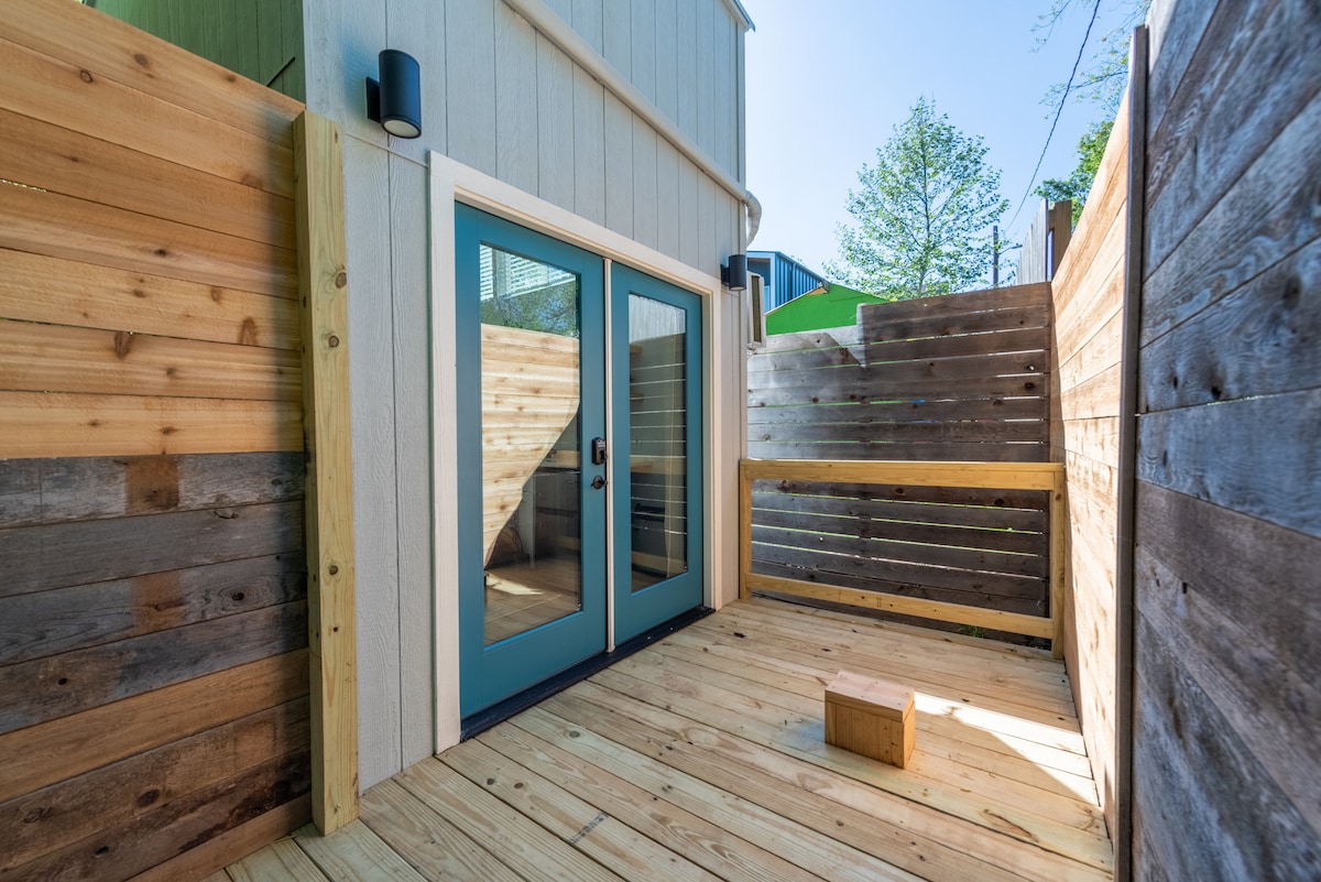 Bright, Mid-Century Tiny Home in Eastside Action!