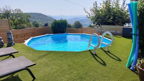 Quiet villa for 6 people with garden and pool