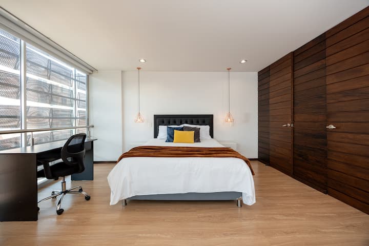 Una cama cómoda que garantiza descanso profundo.