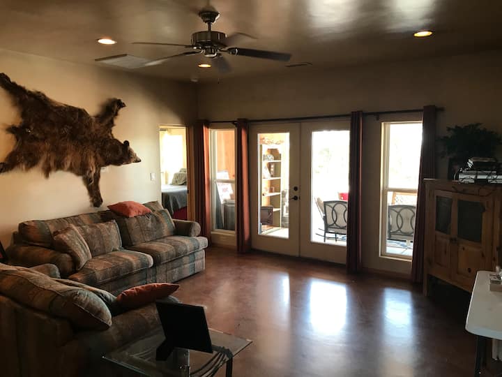 Dole po schodoch je obývačka. Oddýchnite si tu. Medveď vám povie svoj príbeh. A môžete mu povedať to svoje. Pohovka sa vysúva na manželskú posteľ s matracom z pamäťovej peny. 