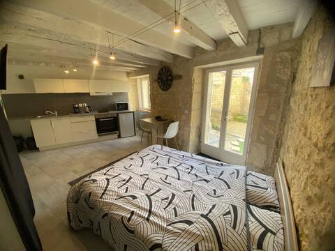 Cozy studio with courtyard in the heart of the city.