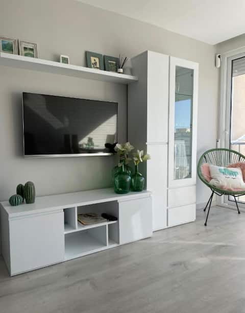 Popular Airbnb listing: Apartment with an ocean view in La Pineda in Vila Seca
