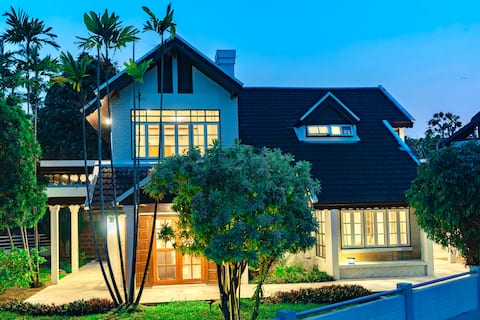 Near Nimman/Maya Shopping Mall. Chiang Mai's prime location. Convenient to travel.