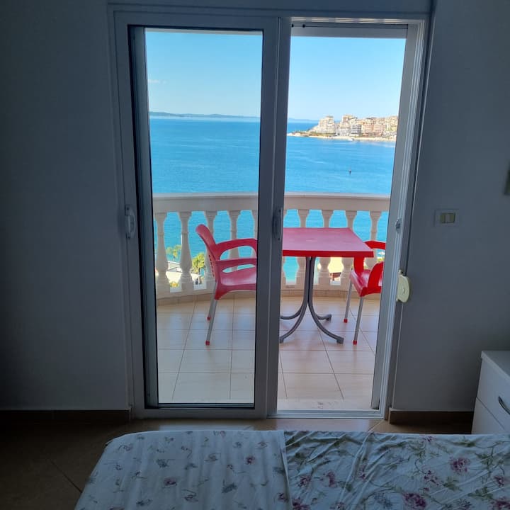 Კონდიცირებული ოთახი ორადგილიანი საწოლით და მეორე აივანზე გასასვლელით;გარდერობი, 2 ტუმბო საწოლისპირა ლამპებით.