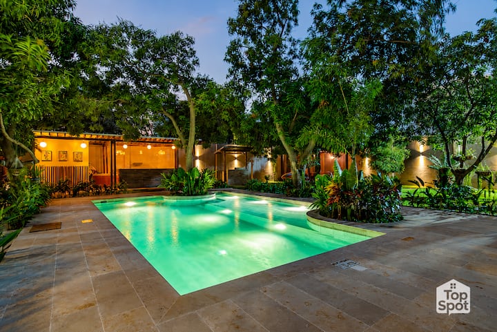 Luxury TopSpot Villa for 16, 150 meters from the beach