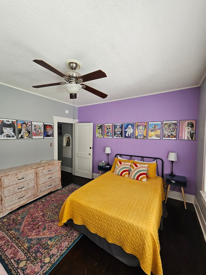 这间前卧室和客厅有我们的艺术家朋友DLo （ @ dl_o ）的版画。 他来自洛杉矶巴吞鲁日。 
在房源内，如果您想将墙上的打印件带回家，甚至是框架，请寻找标记为可出售的照片。