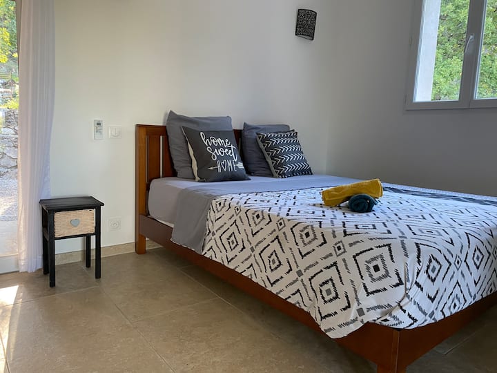 krásna spálňa na úrovni záhrady s malou priľahlou vonkajšou obývacou izbou a vlastnou kúpeľňou