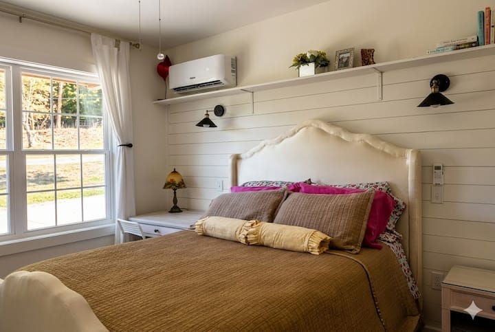 Quarto 2 com cama queen size e mesa na suíte privativa.