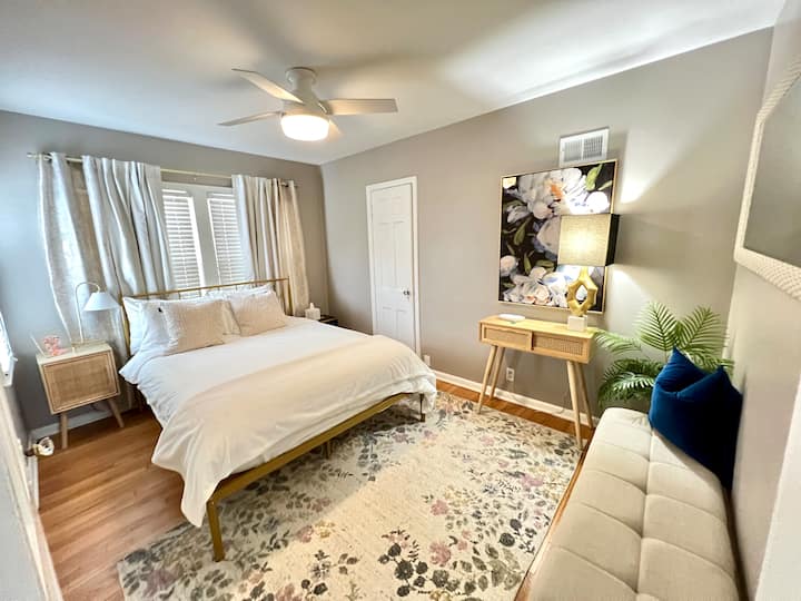 Kitanda chenye starehe chenye mashuka laini. Imebuniwa kwa umakini na rangi ya kutuliza, mbao za asili, na mguso wa maua. Furahia mwangaza laini, feni ya dari ya kisasa na mazingira ya amani. Mapazia ya rangi nyeusi huhakikisha usingizi wa usiku wenye utulivu.