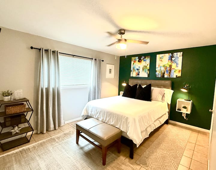 La chambre est très spacieuse et grande. Il y a aussi un grand walk-in avec une commode.  Il s'agit d'un cadre de lit West Elm, surmonté d'un sommier à ressorts et d'un matelas hybride. Il est doté de ressorts enroulés emballés individuellement et de couches de mousse à mémoire de forme de différentes densités. 
