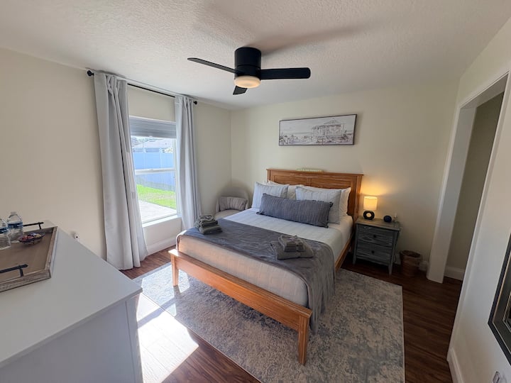 დიდი, ნათელი და მშვიდი საძინებელი 150‑179 სმ‑იანი საწოლითა და ყველაფრით, რაც კომფორტული სტუმრობისთვის გჭირდებათ — თქვენი მეორე სახლი! ისარგებლეთ სტრიმინგ‑სერვისებით სმარტ‑ტელევიზორში, აირჩიეთ ბალიშები თქვენი გემოვნებით და მოირგეთ განსაკუთრებით მყუდრო საბნები მშვიდი ძილისთვის.