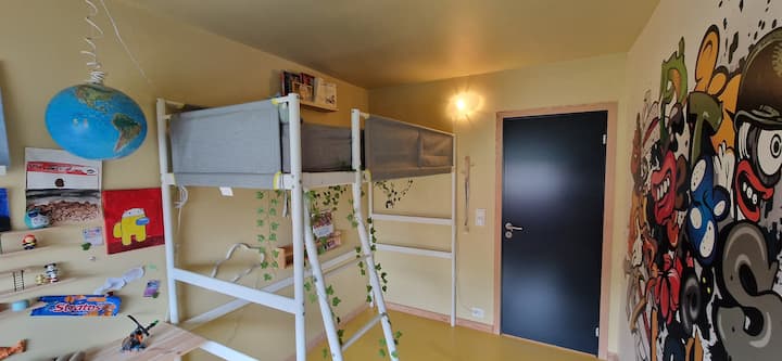 Loftová posteľ s matracom širokým 90 cm. Poznámka: nízko pod stropom od matraca. Matrac je možné umiestniť na podlahu pod posteľ, aby bol lepší prístup.